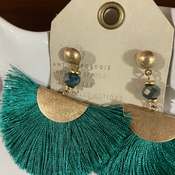 ANTHROPOLOGIE GREEN SHORT TASSEL FAN EARRINGS NWT - Picture 2 of 3